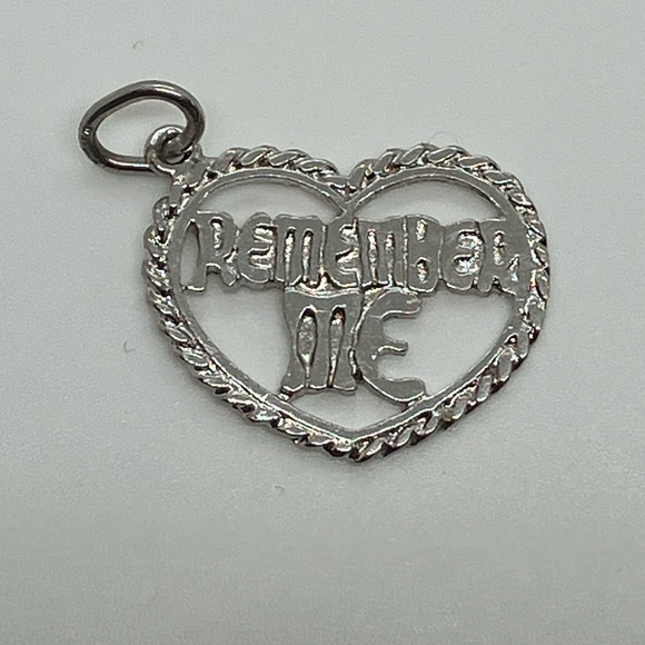 Vintage Jewelry - Vtg 925 Sterling Silver 'Remember Me' Heart Charm / Pendant